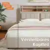 Stiilne voodi USB-C laadijaga ja panipaigaga 160x200, hele beež polsterdusega ning reguleeritava kõrguse jaotustega peatsil riiulid ja sisseehitatud USB-C laadija, puidust põrandal taustal taim ja kunstiteos seinal.