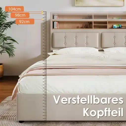 Stiilne voodi USB-C laadijaga ja panipaigaga 160x200, hele beež polsterdusega ning reguleeritava kõrguse jaotustega peatsil riiulid ja sisseehitatud USB-C laadija, puidust põrandal taustal taim ja kunstiteos seinal.
