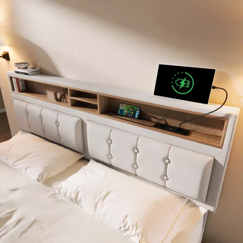 Stiilne voodi USB-C laadijaga ja panipaigaga 160x200, mis on kaetud helebeeži polsterdusega. Peatsi sisemus sisaldab mitut praktilist riiulit, milles on mobiiltelefon ja sülearvuti laadija all. Taustal paistab hubane magamistoa valgustus.