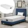 Polsterdatud voodi sinine 90x200 cm koos vedrumadratsiga, elegantse ja kaasaegse disainiga magamistoas. Voodi on kaetud kvaliteetse sinise kangaga, millel on ruudukujuline peats ja neutraalsed toonid taustas.