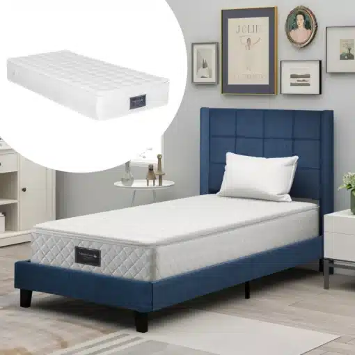 Polsterdatud voodi sinine 90x200 cm koos vedrumadratsiga, elegantse ja kaasaegse disainiga magamistoas. Voodi on kaetud kvaliteetse sinise kangaga, millel on ruudukujuline peats ja neutraalsed toonid taustas.