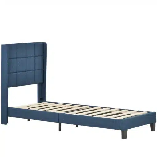 Polsterdatud voodi sinine 90x200 cm vedrumadratsiga, mis paistab elegantse ja kaasaegse disainiga. Voodi on valmistatud kvaliteetsest sinisest kangast, millel on vastupidav pehme polsterdus ja minimalistlikud mustad jalad. Voodi on näidatud valgel taustal, rõhutades selle stiilset ja funktsionaalset ülesehitust.