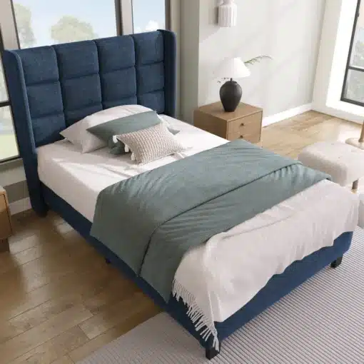 Polsterdatud voodi peatsiga 90x200 cm | E-pood Tootemaailm Polsterdatud voodi peatsiga 90x200 cm, sinise kanga ja valge voodipesuga, paigutatud modernsesse valgusküllasesse magamistuppa heledate seintega ning puidust põrandaga.