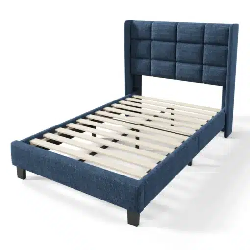 Polsterdatud voodi peatsiga 90x200 cm | E-pood Tootemaailm Polsterdatud voodi peatsiga 90x200 cm, sinises kangas, puidust ribivõrega, modernne ja stiilne disain heledal taustal.