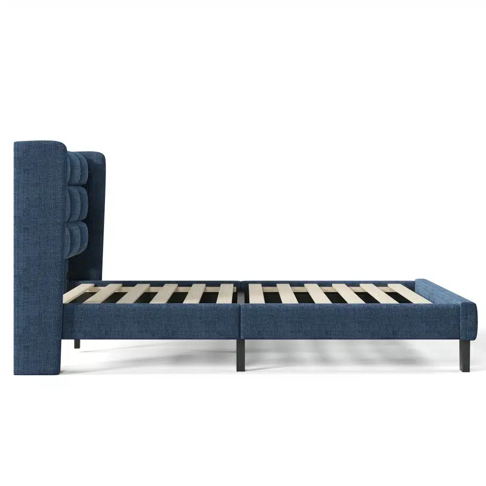 Polsterdatud voodi sinine 90x200 cm vedrumadratsiga, millel on elegantne tumesinine kangas ja minimalistlik disain. Tugev puidustruktuur pakub stabiilset tuge, ideaalne kaasaegse magamistoa jaoks.