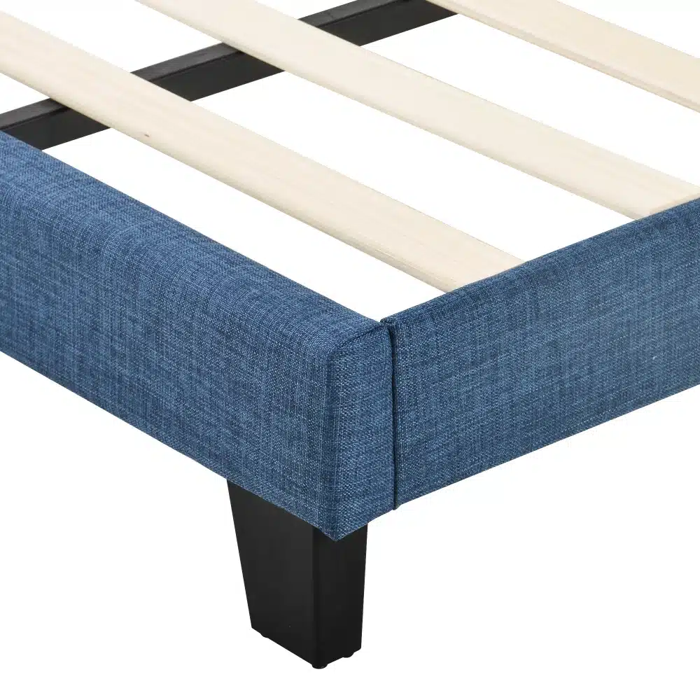 Polsterdatud voodi sinine 90x200 cm vedrumadratsiga näitab oma stiilset sinist kangast viimistlust koos stabiilsete puidust liistudega taustal. Raami toed on tugevad ja elegantse disainiga.