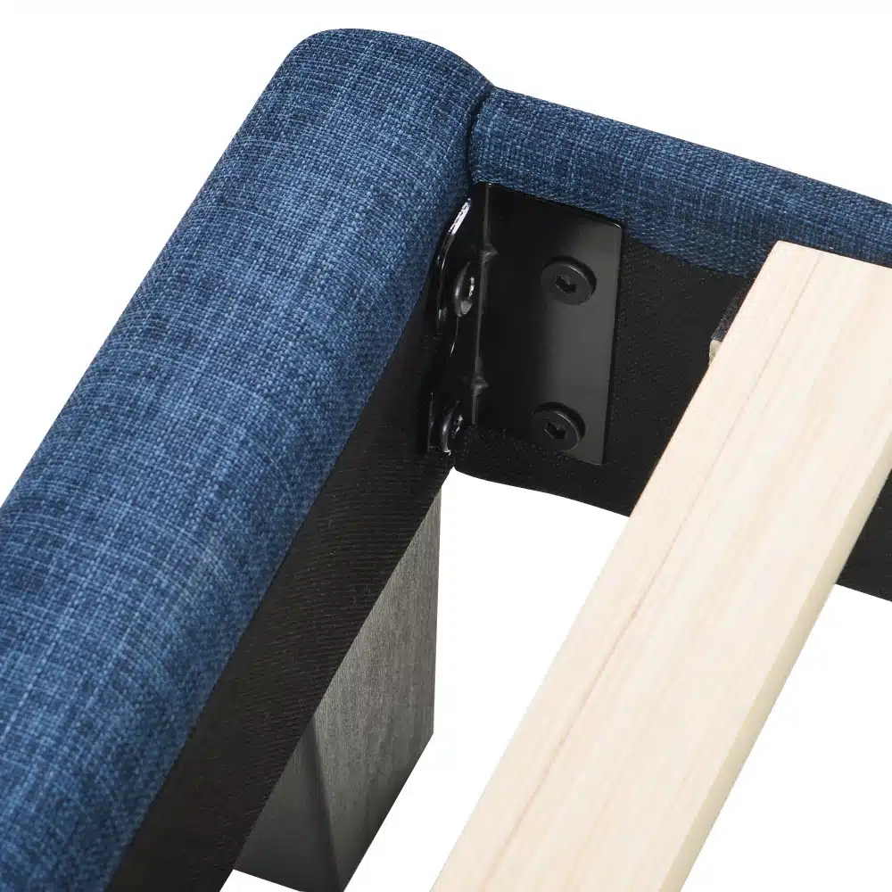 Detailvaade sinisest polsterdatud voodi raamiosast suurusega 90x200 cm, koos musta metallist kinnitusdetailiga ja puidust toega.