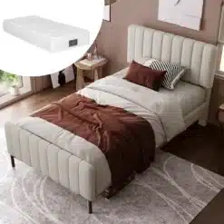 Elegantne hall-beež noorukite voodi reguleeritava peatsiga, valmistatud kvaliteetsest kangast heledas magamistoas. Madrats ja dekoratiivsed padjad täiendavad stiilset sisekujundust, milles on kombineeritud kaasaegsed ja soojad toonid.