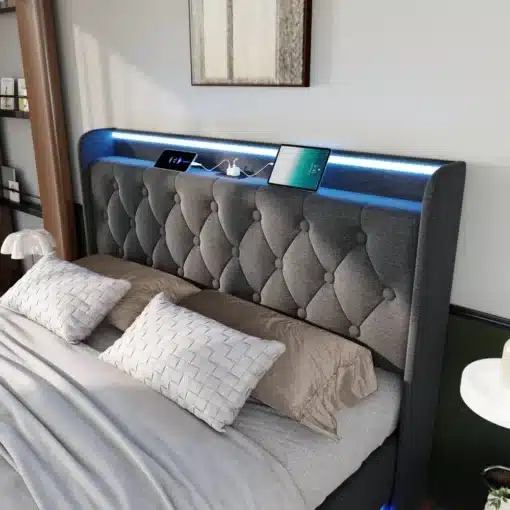 Kaasaegne kaheinimesevoodi LED valgustuse ja USB-ga, hall polsterdatud peats, millel on sisseehitatud riiul ja seadme ühendused, asub elegantses magamistoas.