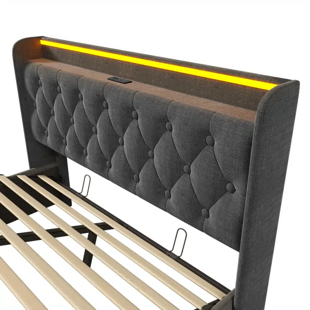 Kaasaegne kaheinimesevoodi LED valgustuse ja USB-ga, hall tekstiilist peats, heledad puidust liistud voodi raamiks.