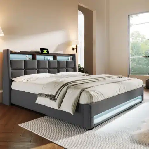 Stiilne hall voodi LED-valgustusega ja USB-pesadega, mõõtudega 160x200, asetatud avarasse valgusküllasesse magamistuppa, puidust põrandal ja valge vaiba peal. Taustal aknad ja seintel lambid, luues modernse ja mugava atmosfääri.