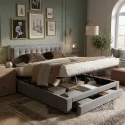 Voodi panipaiga ja sahtlitega, sametkattega suuruses 160x200, soojas toas. Pilt toob esile avatud panipaiga ja sahtlid, täidetud korralikult hoiustatud esemetega. Voodi on elegantsetes hallides toonides, paiknedes vaibal eklektilises magamistoas.