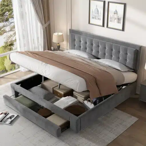 Voodi panipaiga ja sahtlitega, sametkattega 160x200, millel on elegantne hall samettkate. Avatud panipaigad ja sahtlid on täidetud erinevate esemete ja tekstiilidega. Voodi asetseb stiilses magamistoas, mille taustal paistavad maalid ja suur aknaga sein, kust paistab looduslik valgus.
