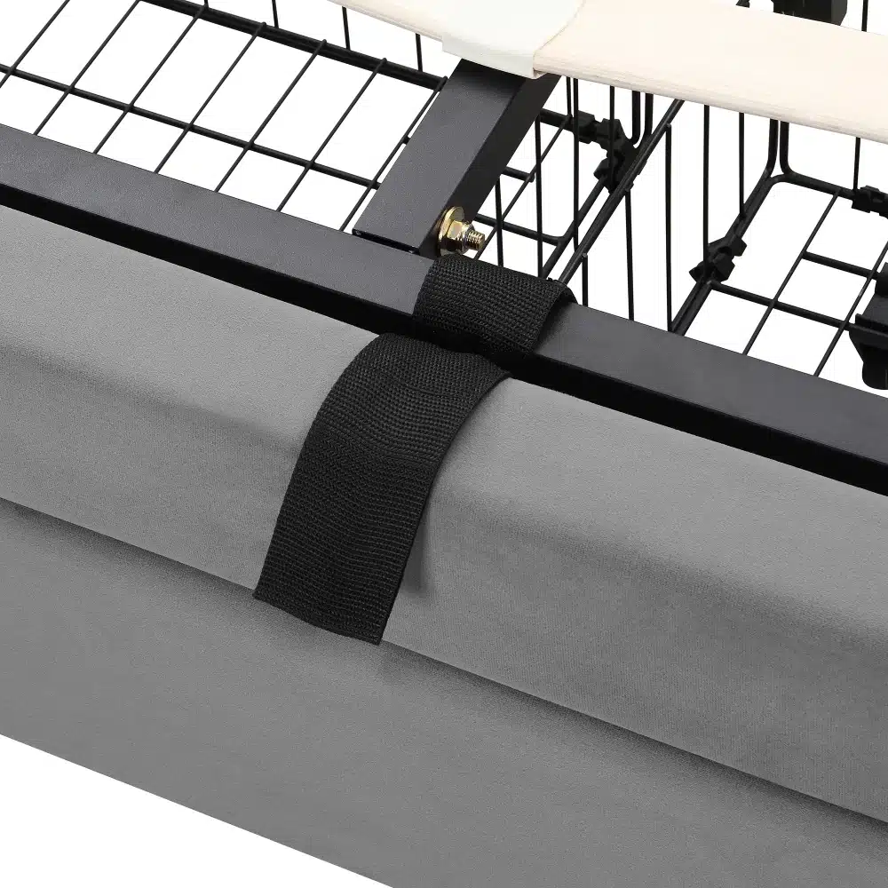 Voodi panipaiga ja sahtlitega, sametkattega 160x200 lähivaade, keskendudes vastupidavale raamile ja praktilisele hoiustammislahendusele. Hall sametist pealispind, mida kinnitab must rihm musta metallraami külge.