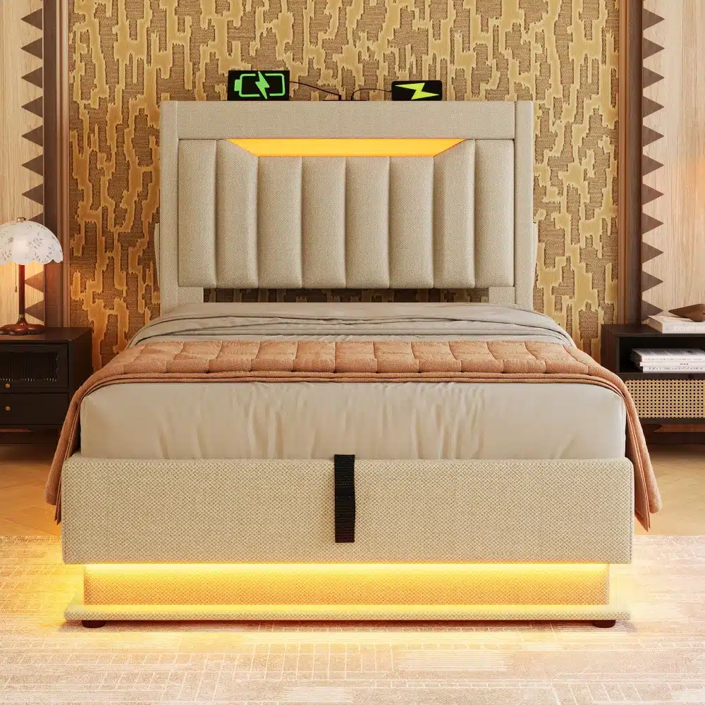 Pesukastiga voodi LED-valgustusega ja USB, 90x200 cm, beeži pehme polstriga ja karge taustvalgusega, asub elegantse mustrilise tapeediga magamistoas.