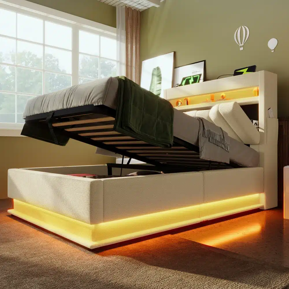 Pesukastiga voodi LED-valgustusega ja USB, 90x200 cm, hele beež kangas, tõstetud madrats, voodi all hoiukast, LED-tuli ja USB-pistikud voodipeatsi äärde integreeritud helendusega taustal, neutraalsed toadetailid pildi tagaplaana rõhutamas.