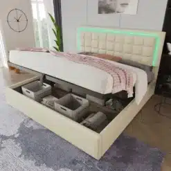 Pesukastiga voodi, LED-valgustusega 140x200, millel on pehme kreemjas peats ja avatud hoiuruum voodikasti sees. Voodi asub kaasaegses magamistoas, mis on valgusküllane ja harmooniline.