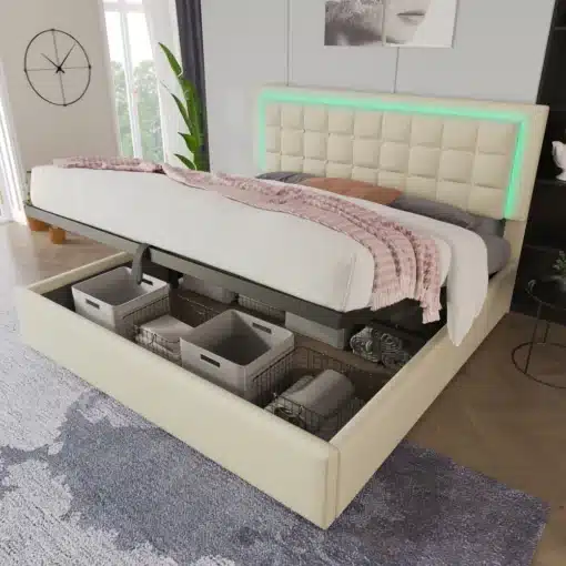 Pesukastiga voodi, LED-valgustusega 140x200, millel on pehme kreemjas peats ja avatud hoiuruum voodikasti sees. Voodi asub kaasaegses magamistoas, mis on valgusküllane ja harmooniline.