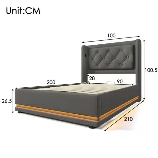 Mõõtmetega hall voodi, pesukastiga, USB Type-C pistikuga ja LED valgustusega. Voodi on elegantse disainiga, tumedate toonidega ja pehme kangaga kaetud. Tagaseinas on peatoe all USB Type-C port ja integreeritud LED valgustus, pakkudes mugavust ja modernsust magamistoas.