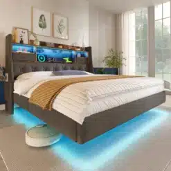 Moodsa ja stiilse disainiga suur voodi 180x200 LED valgustuse ja panipaigaga. Voodi on hallist kangast, asetatud valgusküllasesse tuppa, mille taustal on suured aknad ja roheline vaade. Voodialune valgustus lisab futuristliku hõngu ning mugavad panipaigad peatsil hoiavad esemed korras.