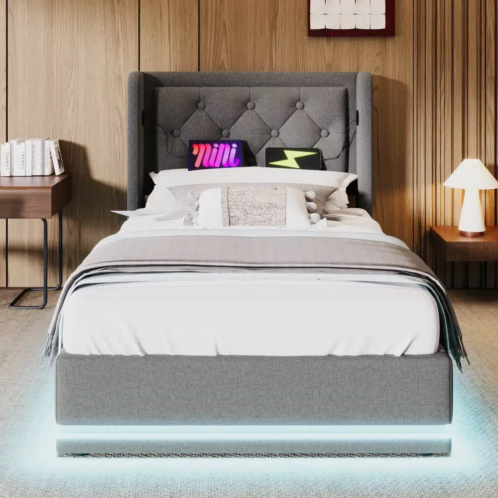 Stiilne hall voodi pesukastiga, USB-pordiga ja LED-valgustusega suuruses 90×200, tugevate sametist peatsiga puitpaneelse seina taustal. Voodi ees LED-valgustus loob hubase atmosfääri.
