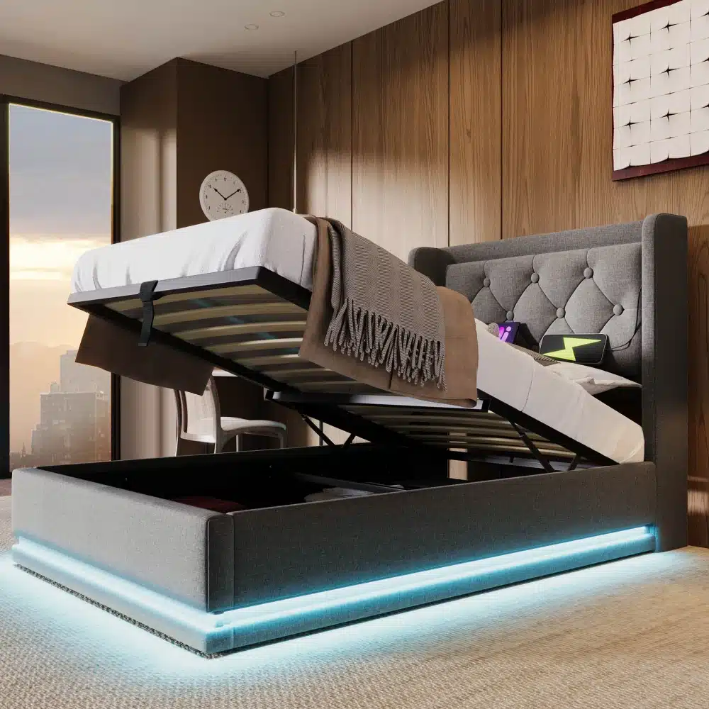 Voodi pesukastiga, USB ja LED-valgustusega 90×200, halli kangaga polsterdatud, koos avatud pesukastiga. Kaasas modernne LED-valgustus ja USB-pistikud, asetatud elegantsesse magamistuppa, puidust seinataustaga.