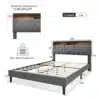 Lai voodi panipaigaga ja LED-valgustusega, hall. Pildil on peapaelaga voodi, millel on puidust detailide ja mõõtmete näidised. Hall voodiraam on tumedate jalgadega ja selle peatsi küljes on praktiline panipaik.