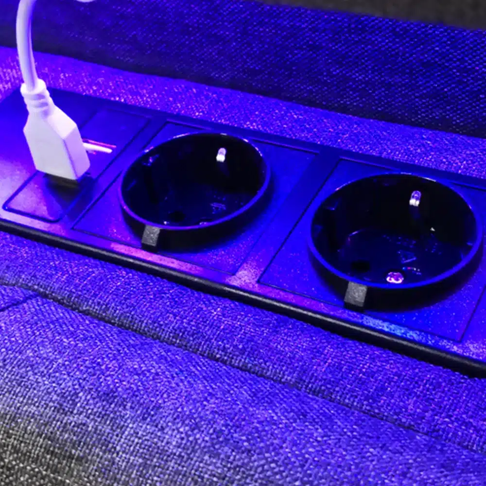 Lai hall voodi, millel on panipaik ja integreeritud LED-valgustusega elektripistikupesad. Nutikalt disainitud mööbliosa, mis sobitub ideaalselt voodi tekstiiliga.