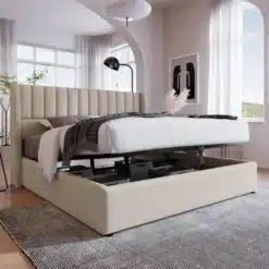 Stiilne pesukastiga voodi, linakangas 140x200cm, mis on paigutatud kaasaegsesse magamistuppa. Voodi on kreemikat tooni ja selle all on avatud pesukastid, pakkudes nutikat hoiustamisruumi. Taustal on suured aknad ja minimalistlik sisekujundus.