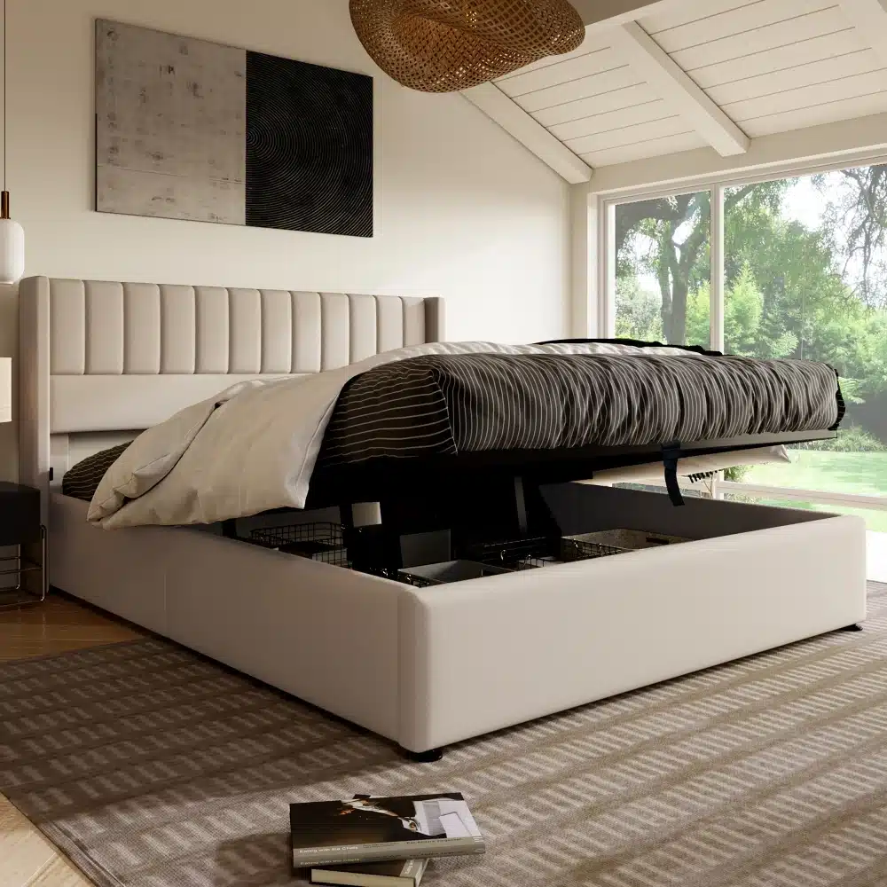 Bež pesukastiga voodi, linakangas 140x200cm, pehme peatsiga, tõstetava madratsiga avatud asendis, avar ruum esemete hoiustamiseks, elegantne magamistoa interjöör rohelise aiavaatega akna kaudu.
