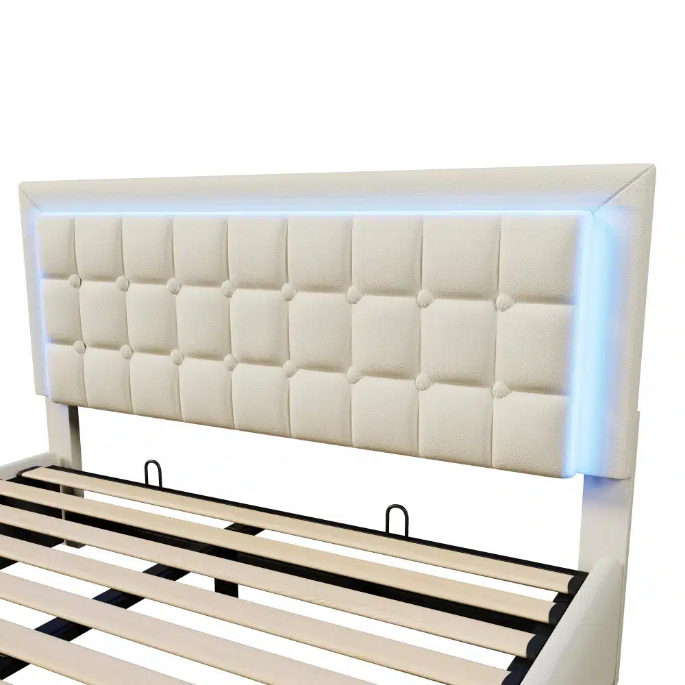 Valge pesukastiga voodi, mille peatsil on LED-valgustus ning mis on valmistatud pehmest materjalist puidust raamiga. Taust on neutraalne ja minimalistlik, tuues esile voodi modernset disaini.