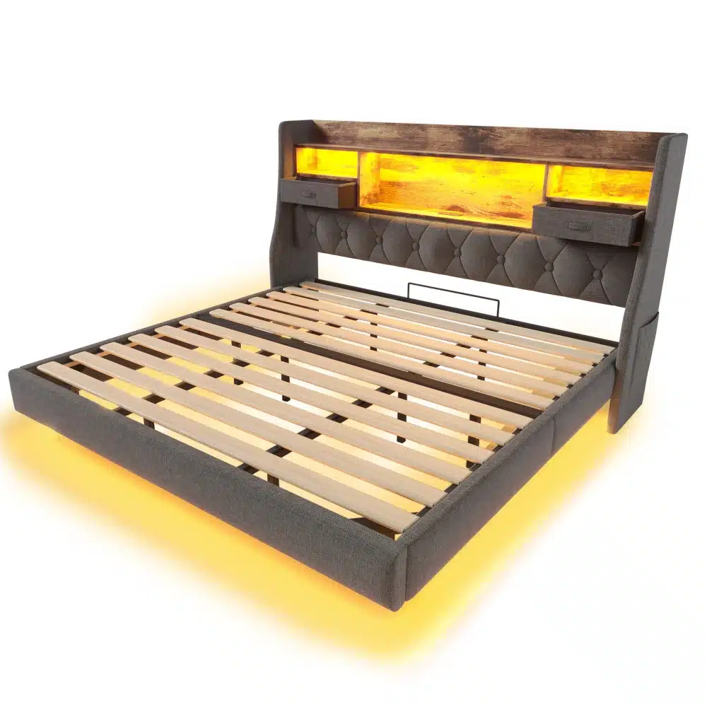 Suur voodi 180x200 LED valgustuse ja panipaigaga, halli kangaga kaetud raam ja peats, taustaks puidust detailid, soojades toonides LED valgustus.