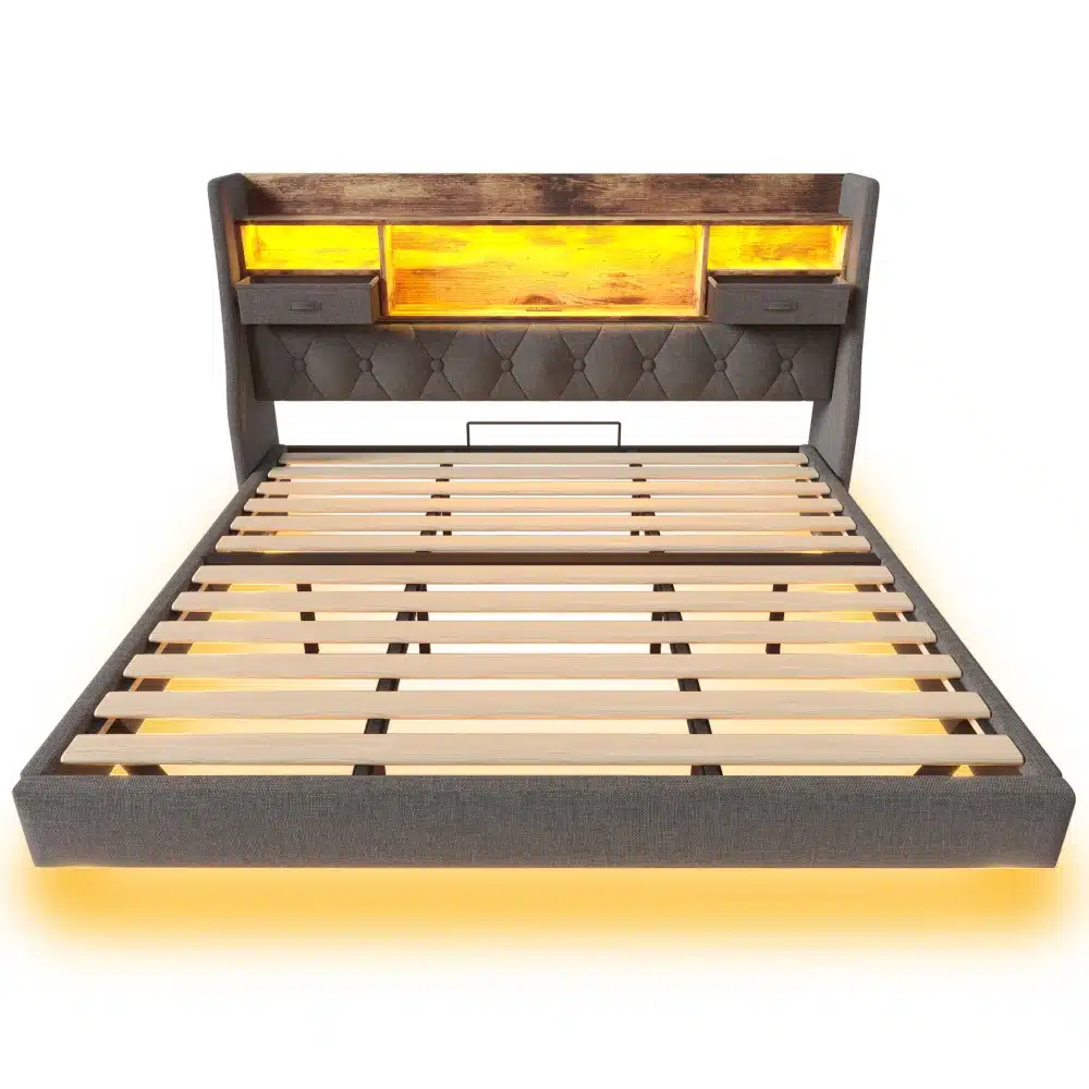 Suur voodi 180x200 LED valgustuse ja panipaigaga, halli kangaga kaetud. Voodipeats on varustatud soojalt helendava LED valgustusega ja praktiliste panipaikadega. Puitribidega voodipõhi ja modernne disain pakuvad magamistoale luksuslikku ilmet.