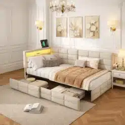 Elegantne Voodi sahtlite ja LED-valgustusega 90x200 valges magamistoas, pastelse voodipesu ja dekoratiivpatjadega. Voodi all avatud sahtlid ja peatsil süttiv LED-valgustus lisavad kaasaegse puudutuse.
