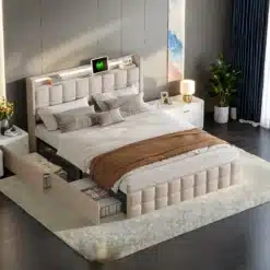 Elegantne voodi 160x200 USB laadimise ja LED valgustusega beige tooni pehme peatsiga, nelja sahtliga ja korrastatud öökappidega, mis paikneb moodsa ja valgusküllase magamistoa interjööris.