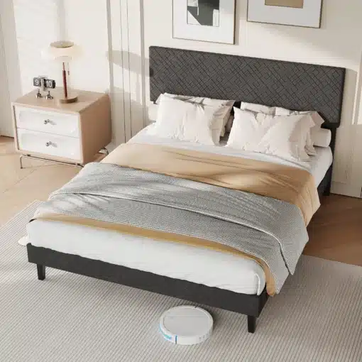 Voodi halli kangaga, reguleeritav peats | E-pood Tootemaailm Elegantne voodi halli kangaga, reguleeritav peats. Voodil on kreemikad padjad ja pehmed voodilinad. Taustal hele öökapp ja lamp, hubases magamistoas hele vaip ja puidust põrand.