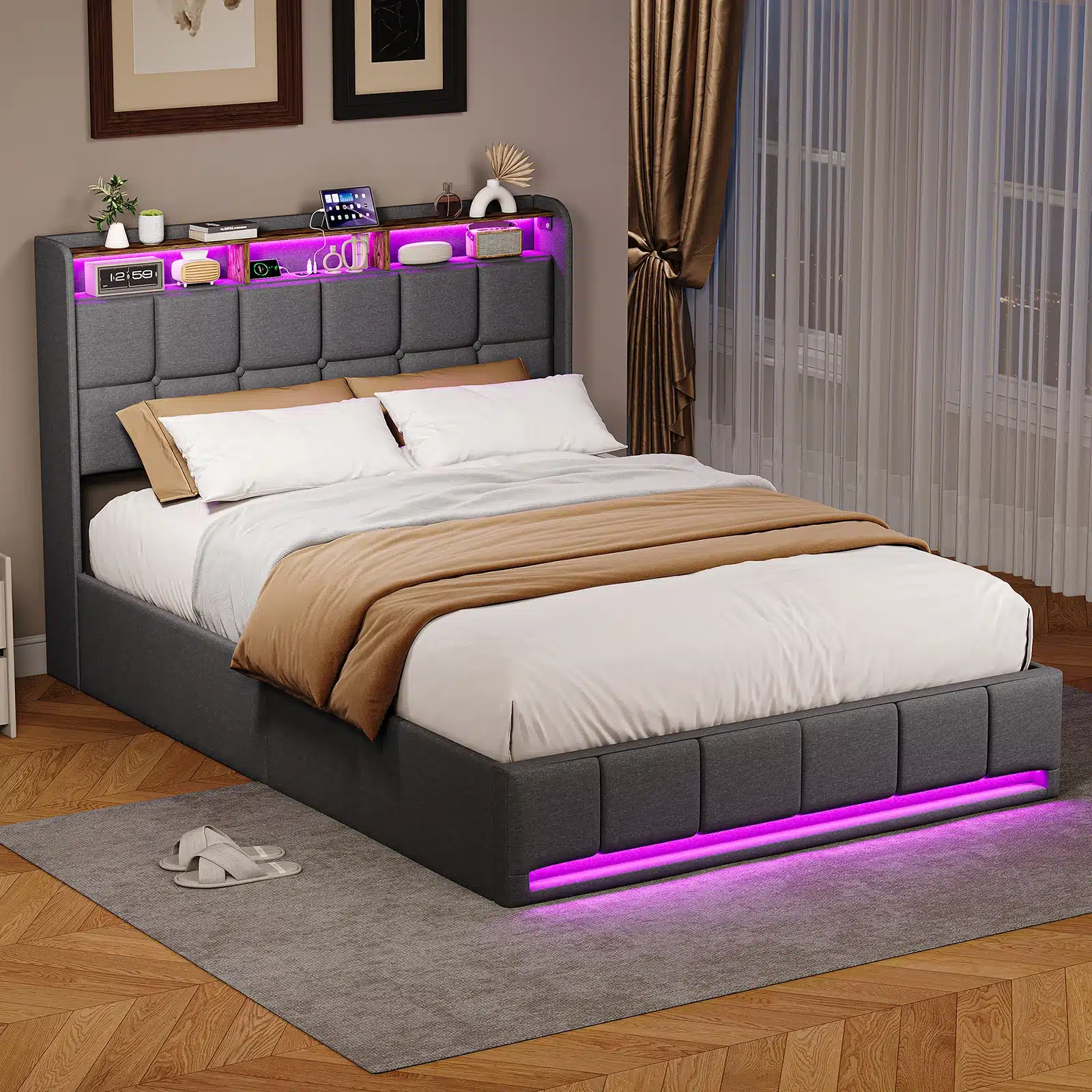 Stiilne voodi panipaigaga, mõõtudega 140x200, kaetud luksusliku halli velvetiga. Voodipeal on integreeritud LED-valgustus ja USB-ühendused, raamatute ja vidinate hoiuruumid. Taustaks elegantne kardinaga ruum, põrandal pehme vaip ja sussid.