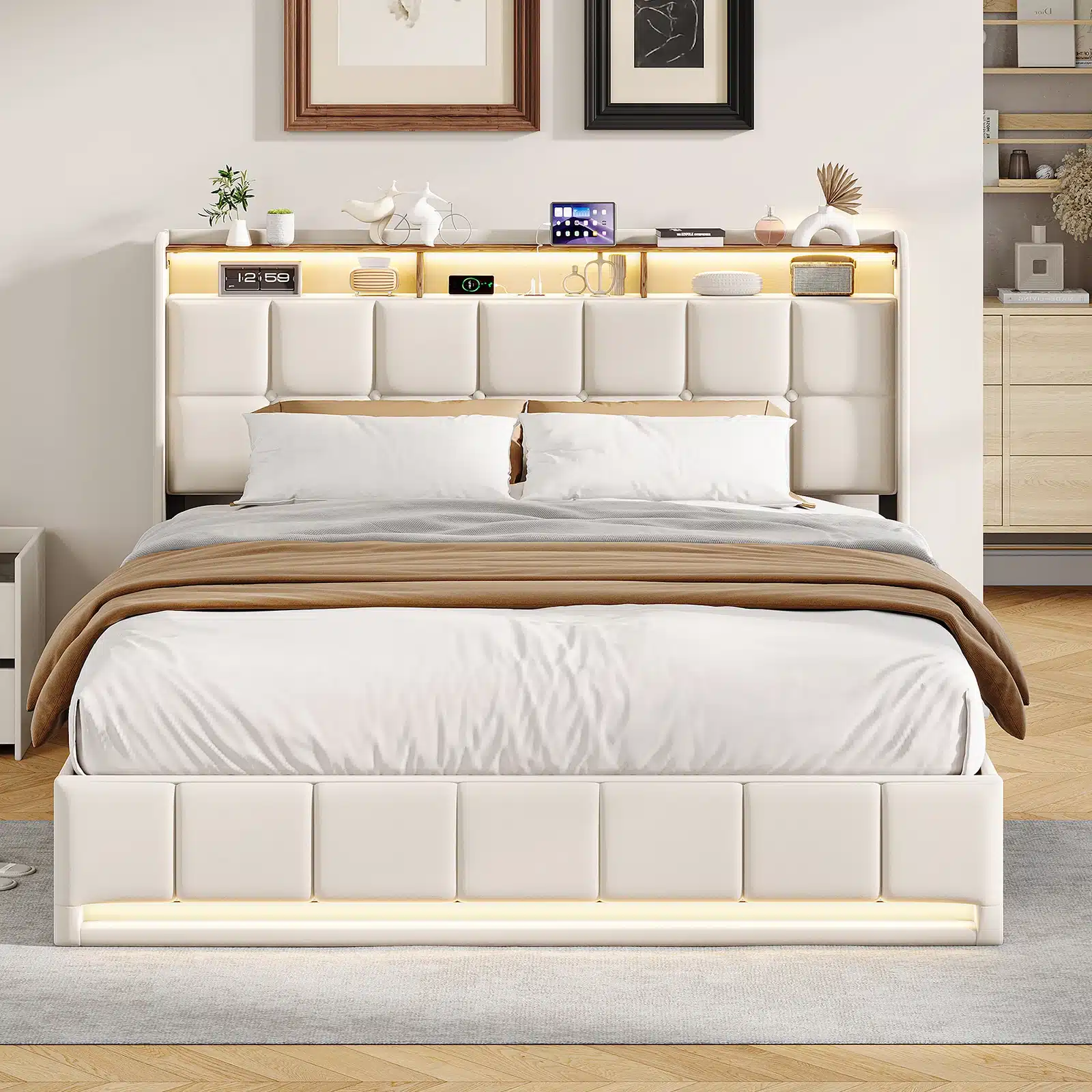 Elegantne voodi panipaigaga 140x200, kaetud pehme valge velvetiga. Voodi peatsil on LED-valgustid ja sisseehitatud USB-pordid. Taustal stiilne magamistoa sisekujundus heledates toonides.
