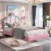 Elegantne tüdrukute voodi LED valgustusega roosa toonis, mõõtudega 90x200 cm, asetatud luksuslikult sisustatud lastetoas koos pehme voodipesu ja plüüsmänguasjadega, taustal valged kardinad ja dekoratiivse tapeediga sein.