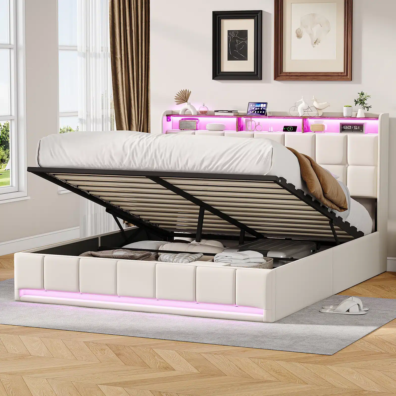 Voodi panipaigaga 140x200, velvet, LED ja USB. Stiilne valge velvetist voodi avatud panipaigaga, mille ees on pehme hall vaip. Taustal seinariiul LED-valgustuse ja USB laadimisjaamaga.