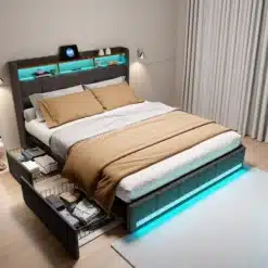 Hall 180x200 voodi LED-peatsiga ja mahukate sahtlitega, mille peatsil on sinine LED-valgustus ning voodil on beež voodipesu. Valgusküllane tuba heledate kardinatega ja puidust põrandaga.