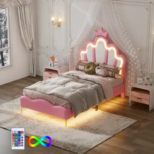 Tüdrukute voodi LED valgustusega roosa 90x200 cm, mille peatsis on kroonimotiiv ja kerge valgustus. Voodeid ümbritsevad pehmed voodipesud ja puidust seinad, luues hubase lastetoa atmosfääri.
