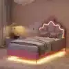 Roosa tüdrukute voodi LED valgustusega suuruses 90x200 cm, elegantsete padjade ja tekikotiga neutraalses toas, mida kaunistavad tähekujulised kleebised.