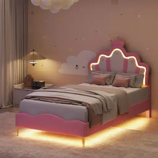 Roosa tüdrukute voodi LED valgustusega suuruses 90x200 cm, elegantsete padjade ja tekikotiga neutraalses toas, mida kaunistavad tähekujulised kleebised.