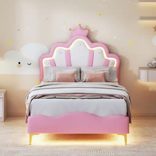 Roosa tüdrukute voodi LED valgustusega, mõõduga 90x200 cm, pehme voodipeats ja mugav madrats, minimalistliku lastetoa seade ja pilvekujundus taustal.