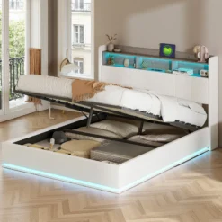 Valge samet kaheinimesevoodi mõõtudega 140x200, koos LED-valgustusega ja tõstetava madratsialuse panipaigaga. Voodi paikneb valgusküllases ruumis ja taustal on suured aknad. Puidust põrand rõhutab elegantset ja kaasaegset disaini.