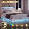 Valge velvetist voodi mõõtudega 140x200, millel on sisseehitatud panipaik, LED-valgustus ja USB-port. Voodi asub elegantses magamistoas valge tapeediga seina taustal, öökapil olev lambivalgus lisab soojust.