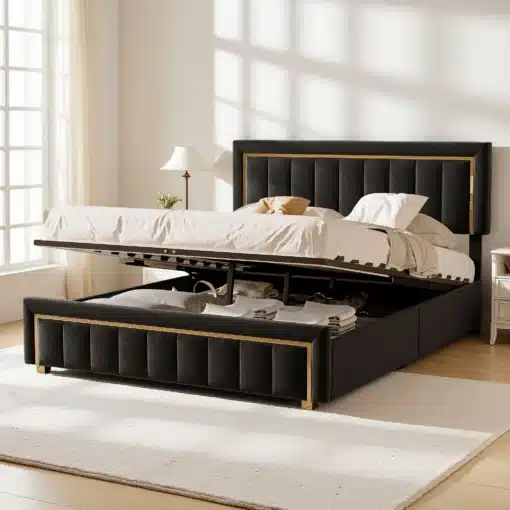 Polsterdatud kaheinimesevoodi 140x200 koos avatud pesukastiga, musta värvi pehme polsterdusega, asetseb valgusküllases magamistoas heledal vaibal.