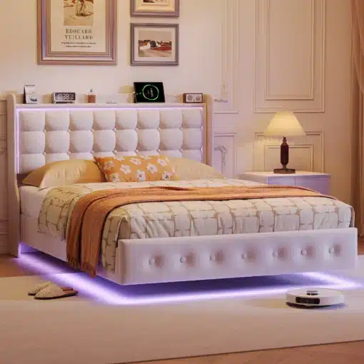 Polsterdatud voodi LED valgustuse ja USB-ga 140x200 valge, asetatud elegantse magamistoa taustal. Voodi jaluts ja peats on kujundatud kaunite ümardatud nuppudega, LED-valgustus loob hubase atmosfääri. Kaasaegsed öökapid ja soojades toonides voodipesu lisavad ruumile soojust.