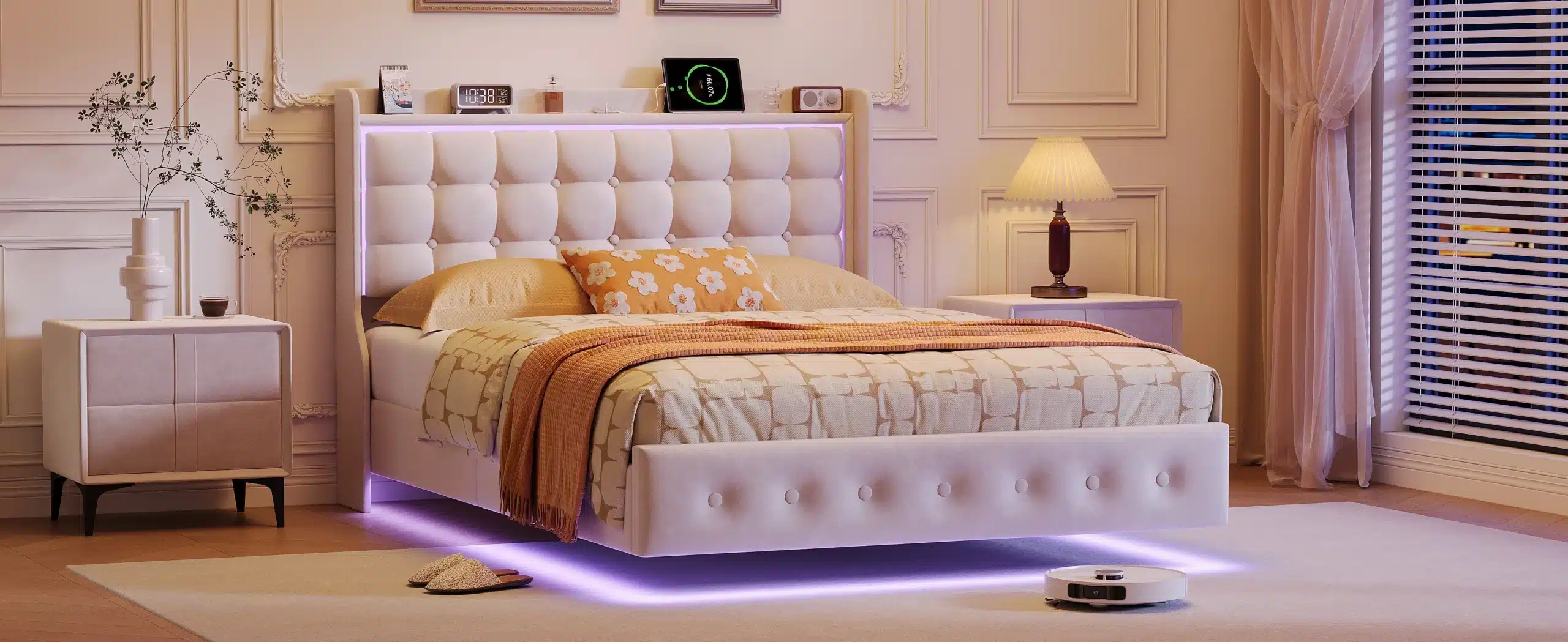 Polsterdatud voodi LED valgustuse ja USB-ga 140x200 valge, mis paikneb elegantsetes heledates toonides magamistoas, mille taustal on klassikaline sisekujundus ja aknast paistavad rulookardinad.